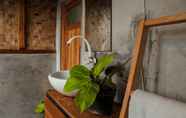 Toilet Kamar 5 Paddies Homestay