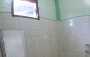 Toilet Kamar 5 Rina Bungalow Sabang