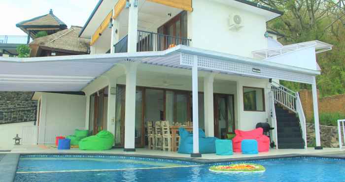 Swimming Pool Rinisha Rumah Senja