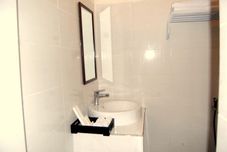 객실 내 욕실 Villa Tentram Puri Gading