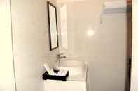 In-room Bathroom Villa Tentram Puri Gading