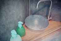 Toilet Kamar Homestay Ndalem Mbak Charly