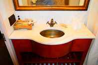 Toilet Kamar VIntage Luxury Yacht Hotel