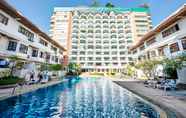 Kolam Renang 4 Hillside Plaza & Condotel 4 Downtown