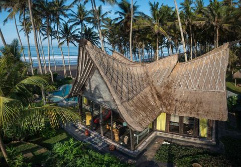 Exterior Romantic Beachfront Villa Laut