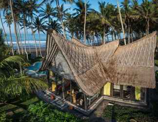 Exterior 2 Romantic Beachfront Villa Laut