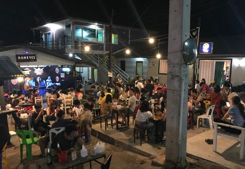 バー、カフェ、およびラウンジ Ta Yai Jai Dee Resort