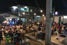 バー、カフェ、およびラウンジ Ta Yai Jai Dee Resort