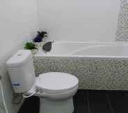 Toilet Kamar 7 Artalia Guest House Salatiga