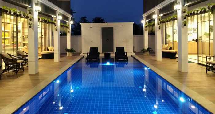 Swimming Pool Hotel Matana