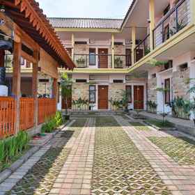 Sandy's Homestay 1, Hotel Alfamart Pulau Merah Sumberagung (Tasya Mart)