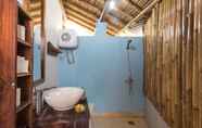 Toilet Kamar 6 Villa Monyet Batu Karas