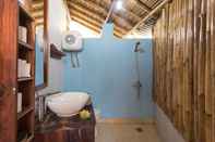 Phòng tắm bên trong Villa Monyet Batu Karas