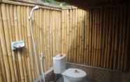 In-room Bathroom 5 Bale Batoer Bungalow Gili Gede Indah