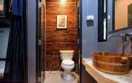 Toilet Kamar 4 Castle Black BKK