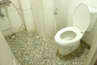 Toilet Kamar Apartment Sentra Timur by Cheapinn