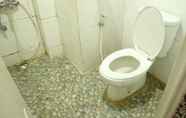 Toilet Kamar 7 Apartment Sentra Timur by Cheapinn