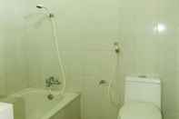 In-room Bathroom OYO 517 Hotel Arjuna Lawang