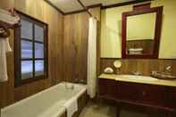 Phòng tắm bên trong Villa Santi Hotel 