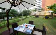 Nhà hàng 7 Crest Executive Suites Whitefield Bangalore