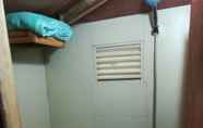 Toilet Kamar 4 Shari's Home