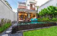 Kolam Renang 2 Villa Hitam Putih 