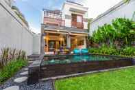 Swimming Pool Villa Hitam Putih 