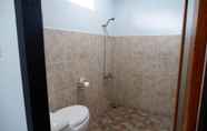 Toilet Kamar 5 Honeybee Homestay