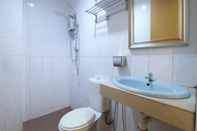 Toilet Kamar Super OYO 761 City Hotel