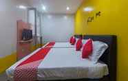 Kamar Tidur 2 OYO 880 Hotel Purple Town