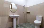 Toilet Kamar 6 Graha Yuma Guest House 