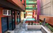 Kolam Renang 5 Serviced Rooms in Condo Hotel