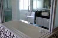 Toilet Kamar Luxury Penthouse on Sukhumvit Area