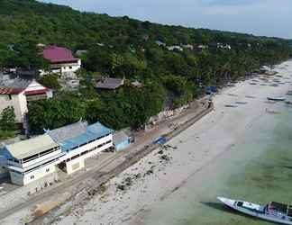 Exterior 2 Phinisi Hostel Bira