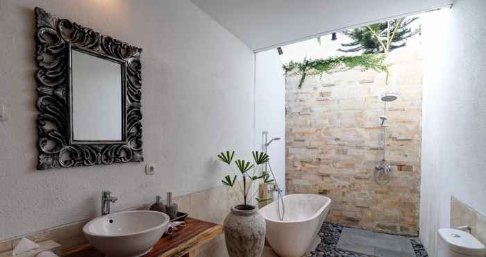 Phòng tắm bên trong Villa Aprikot Ubud
