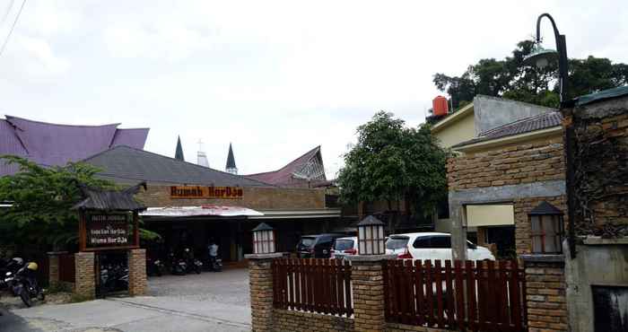 Bên ngoài Wisma HorDja