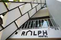 Bên ngoài Ralph Hostel