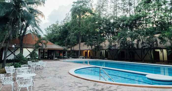 Kolam Renang The Pine Resort