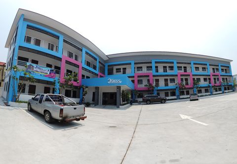 Exterior Waritthon Residence