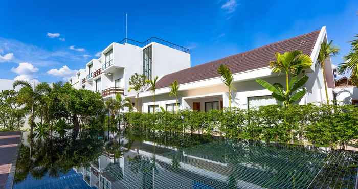 Kolam Renang Lynnaya Urban River Resort and Spa