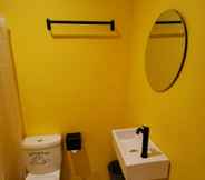 ห้องน้ำภายในห้อง 7 Way Shack Hostel Oslob Cebu