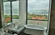 Toilet Kamar 7 Kep Bay Hotel & Resort