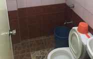 Toilet Kamar 7 King Henry's Transient House