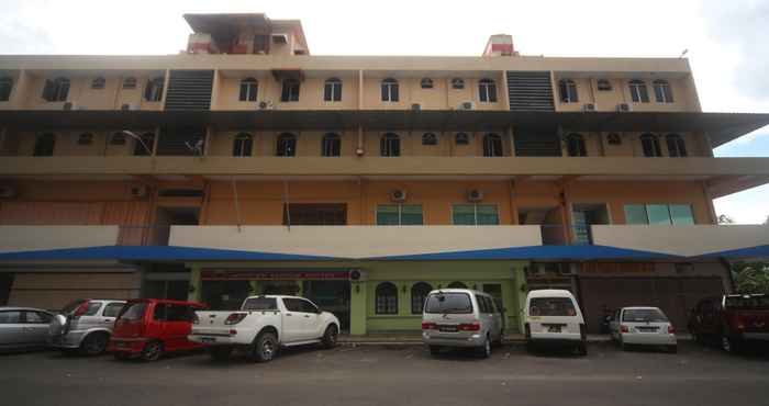 Bangunan OYO 563 Jockey Lodge Hotel