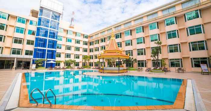 Swimming Pool Phnom Penh Hotel