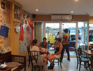 Sảnh chờ 2 Nine Cafe' Hostel Travel