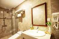 Toilet Kamar Adeline Hotel Hanoi