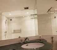 In-room Bathroom 6 Apartemen Condominium Regency 3 kamar Tunjungan Plaza Surabaya