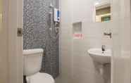 Toilet Kamar 6 SUPER OYO 1145 Lea Guest House & Cafe