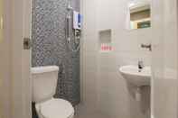 Toilet Kamar SUPER OYO 1145 Lea Guest House & Cafe